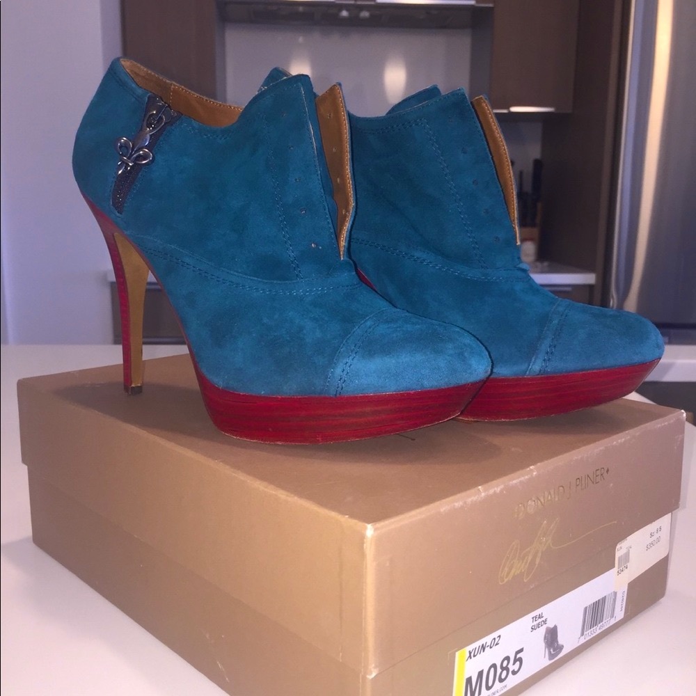 Gorgeous Donald J Pliner teal pumps